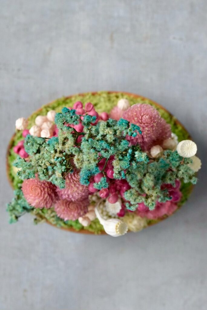 東京の花屋 叢屋Kusamurayaのドライフラワーインテリア雑貨。アンティーク調の木皿(ウッドプレート)を使った、自宅用やギフト用に人気のアレンジメント。