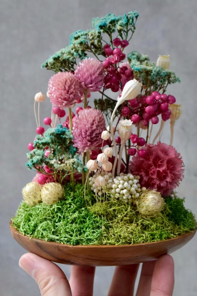 東京の花屋 叢屋Kusamurayaのドライフラワーインテリア雑貨。アンティーク調の木皿(ウッドプレート)を使った、自宅用やギフト用に人気のアレンジメント。