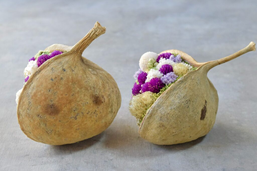 東京の花屋『叢屋kusamuraya』が手がける幸福をもたらすと言われる縁起物のブッダナッツを器にしたドライフラワーアレンジ。誕生日・記念日ギフトや自宅インテリアにおすすめです。