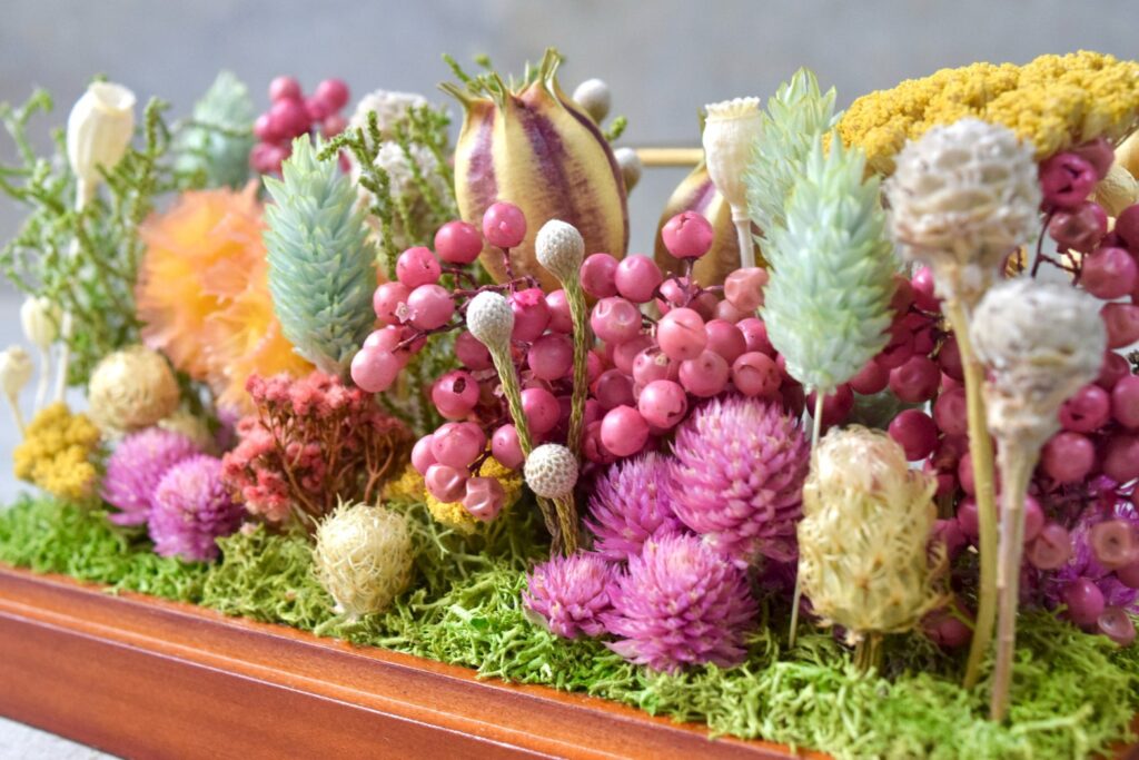 東京の花屋 叢屋Kusamurayaのドライフラワーインテリア雑貨。アンティーク調ガラスケース入りで、自宅用やギフト用に人気のアレンジメント。