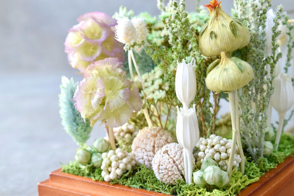 東京の花屋 叢屋Kusamurayaのドライフラワーインテリア雑貨。アンティーク調ガラスケース入りで、自宅用やギフト用に人気のアレンジメント。