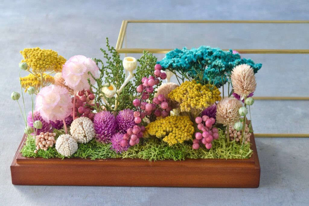 東京の花屋 叢屋Kusamurayaのドライフラワーインテリア雑貨。アンティーク調ガラスケース入りで、自宅用やギフト用に人気のアレンジメント。