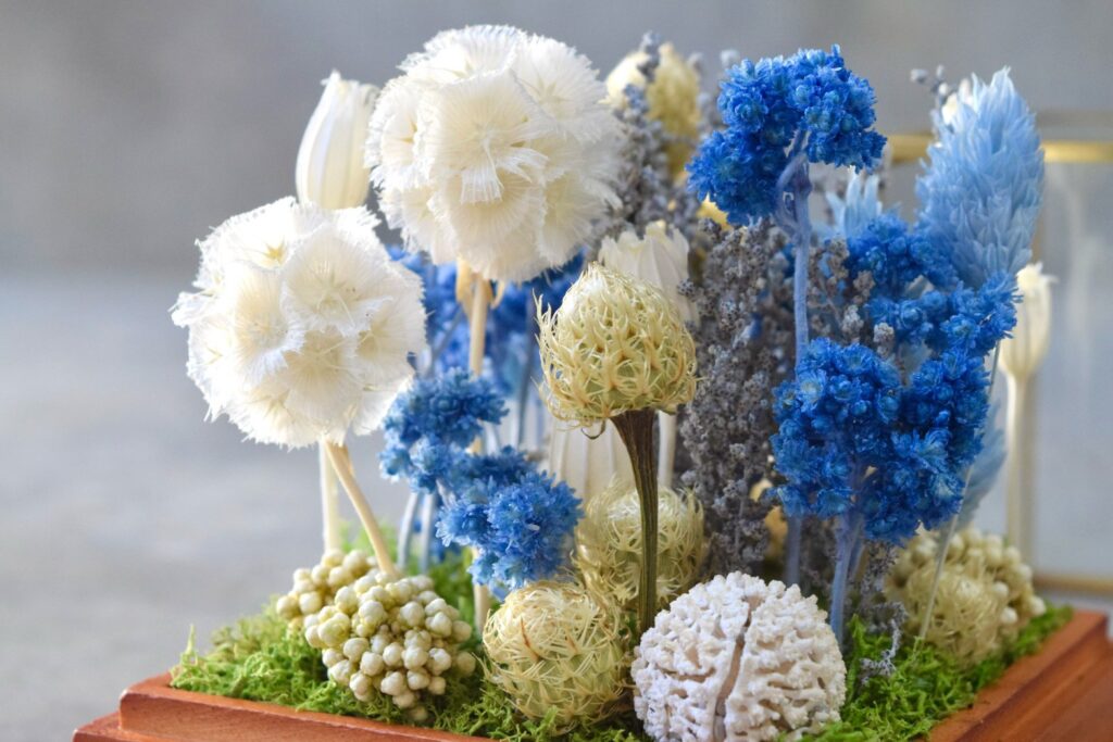 東京の花屋 叢屋Kusamurayaのドライフラワーインテリア雑貨。アンティーク調ガラスケース入りで、自宅用やギフト用に人気のアレンジメント。