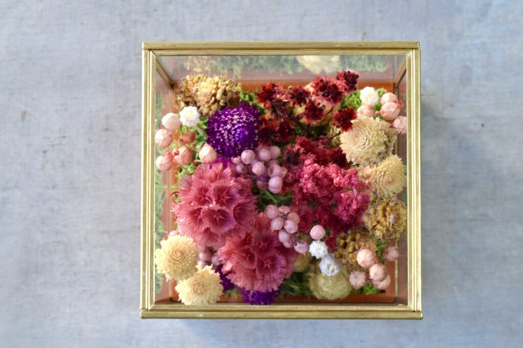 東京の花屋 叢屋Kusamurayaのドライフラワーインテリア雑貨。アンティーク調ガラスケース入りで、自宅用やギフト用に人気のアレンジメント。