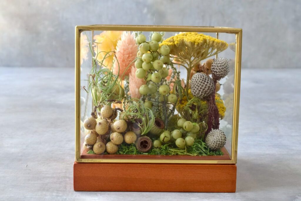東京の花屋 叢屋Kusamurayaのドライフラワーインテリア雑貨。アンティーク調ガラスケース入りで、自宅用やギフト用に人気のアレンジメント。
