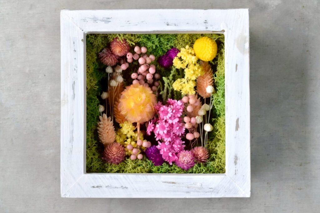 東京の花屋 叢屋Kusamurayaのドライフラワーインテリア雑貨。アンティーク調の木製フレーム入りで、自宅用やギフト用に人気のアレンジメント。