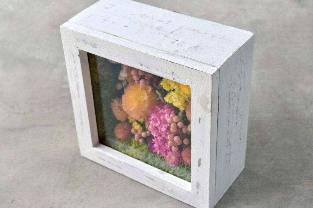 東京の花屋 叢屋Kusamurayaのドライフラワーインテリア雑貨。アンティーク調の木製フレーム入りで、自宅用やギフト用に人気のアレンジメント。