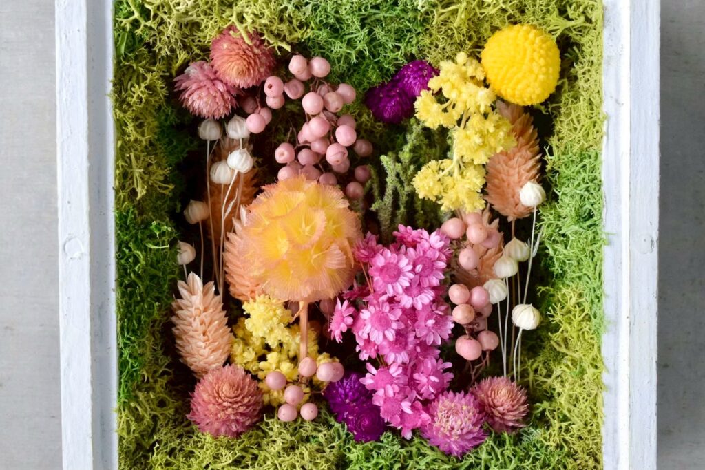 東京の花屋 叢屋Kusamurayaのドライフラワーインテリア雑貨。アンティーク調の木製フレーム入りで、自宅用やギフト用に人気のアレンジメント。