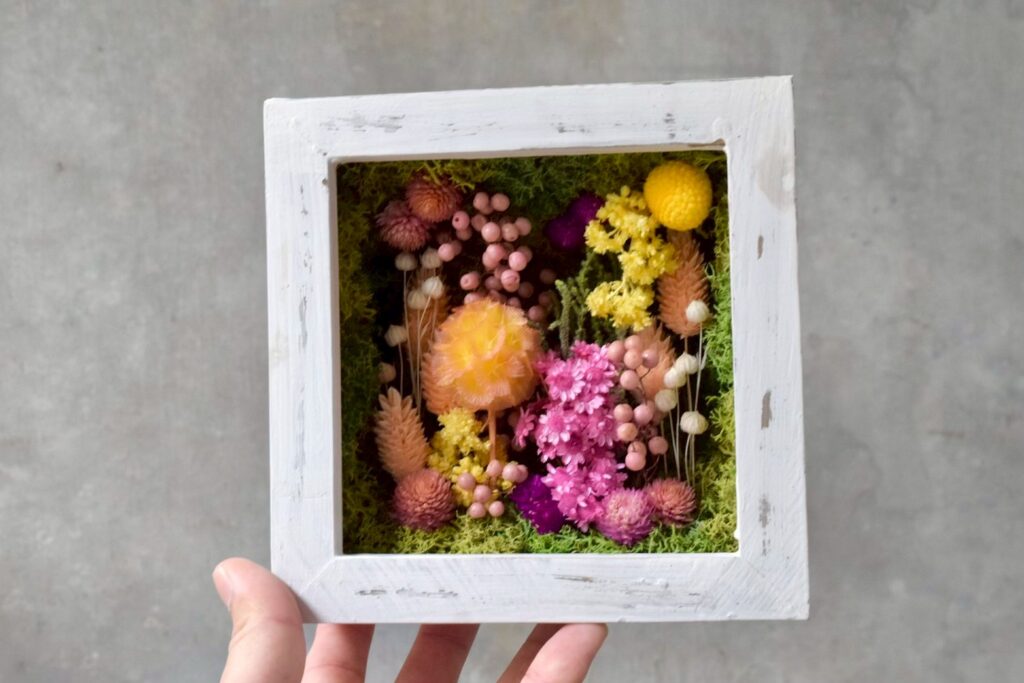 東京の花屋 叢屋Kusamurayaのドライフラワーインテリア雑貨。アンティーク調の木製フレーム入りで、自宅用やギフト用に人気のアレンジメント。