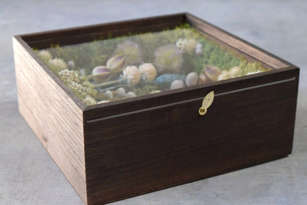 東京の花屋 叢屋Kusamurayaのドライフラワーインテリア雑貨。アンティーク調の木製フレーム(ウッドボックス)を使った、自宅用やギフト用に人気のアレンジメント。