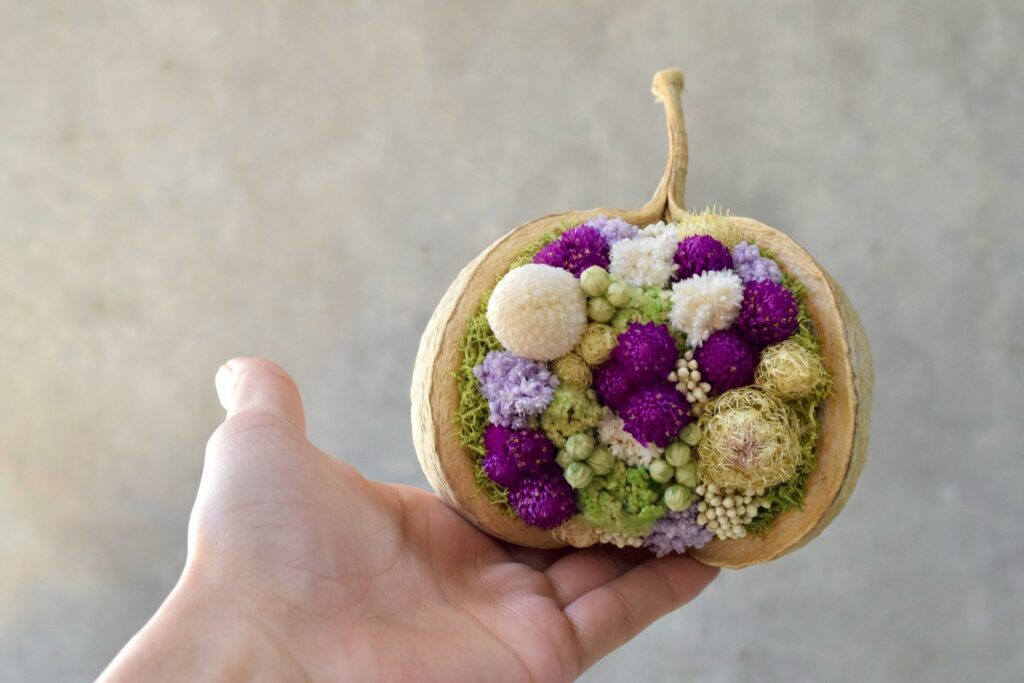 東京の花屋『叢屋kusamuraya』が手がける幸福をもたらすと言われる縁起物のブッダナッツを器にしたドライフラワーアレンジ。誕生日・記念日ギフトや自宅インテリアにおすすめです。