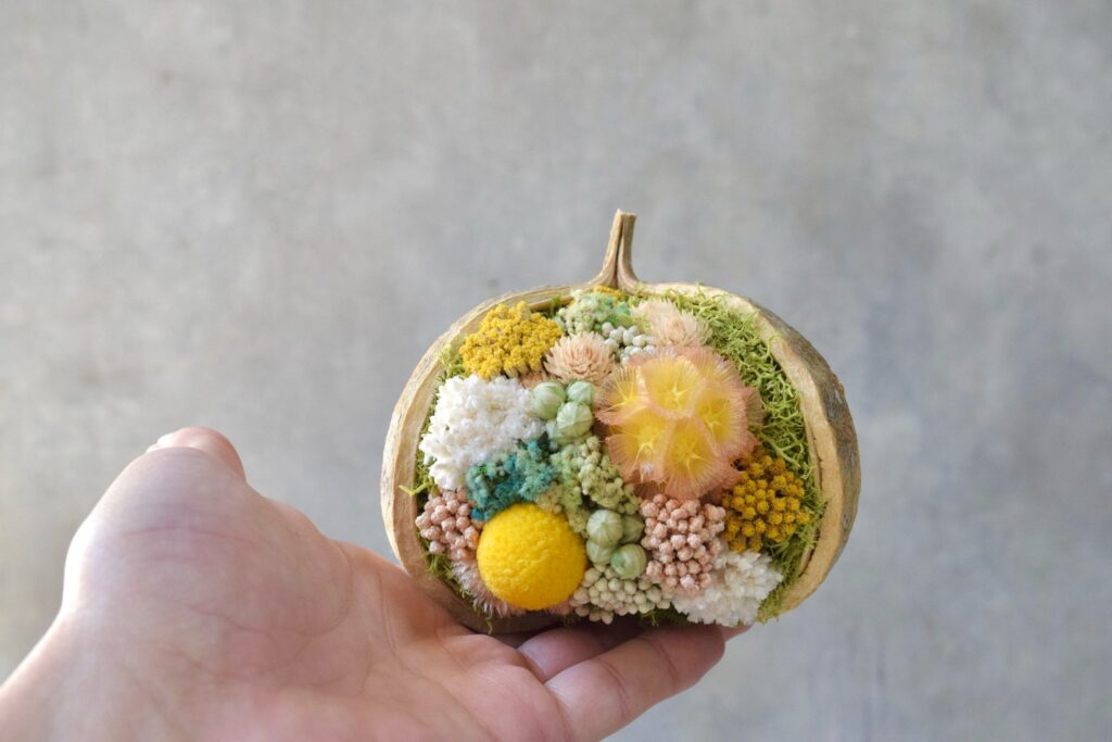 東京の花屋『叢屋kusamuraya』が手がける幸福をもたらすと言われる縁起物のブッダナッツを器にしたドライフラワーアレンジ