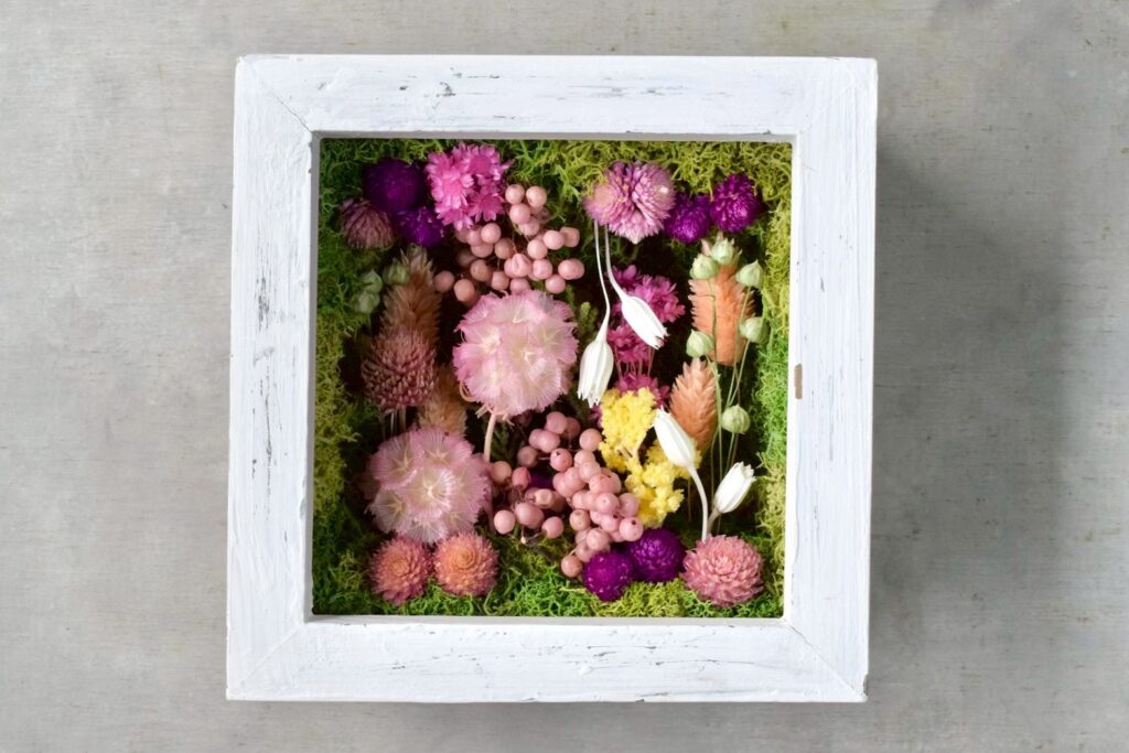東京の花屋 叢屋Kusamurayaのドライフラワーインテリア雑貨。アンティーク調の木製フレーム入りで、自宅用やギフト用に人気のアレンジメント。