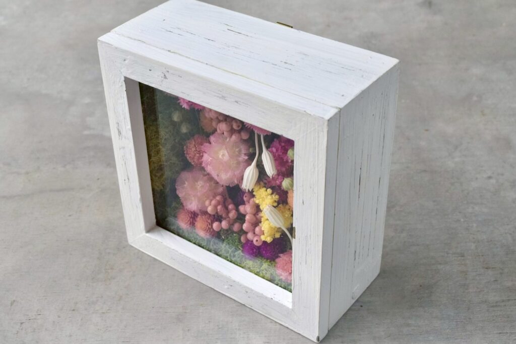 東京の花屋 叢屋Kusamurayaのドライフラワーインテリア雑貨。アンティーク調の木製フレーム入りで、自宅用やギフト用に人気のアレンジメント。