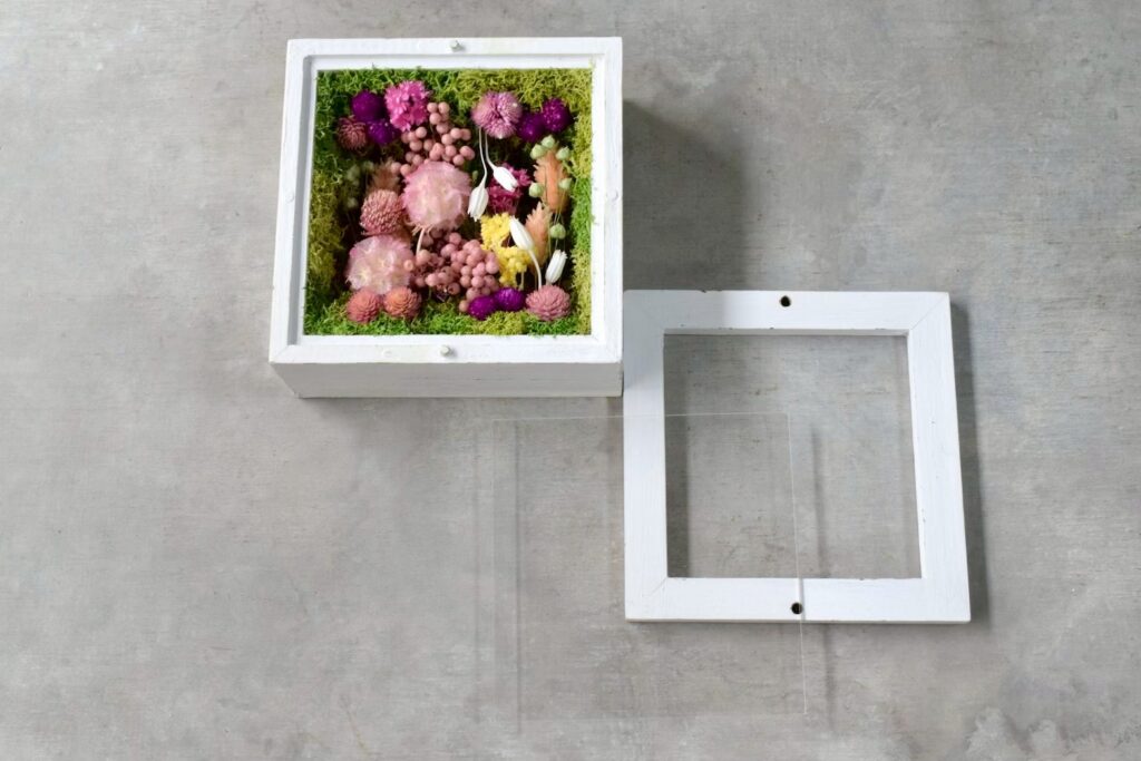 東京の花屋 叢屋Kusamurayaのドライフラワーインテリア雑貨。アンティーク調の木製フレーム入りで、自宅用やギフト用に人気のアレンジメント。