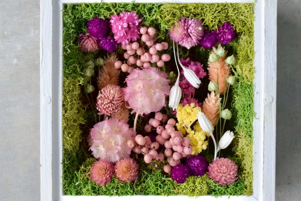 東京の花屋 叢屋Kusamurayaのドライフラワーインテリア雑貨。アンティーク調の木製フレーム入りで、自宅用やギフト用に人気のアレンジメント。