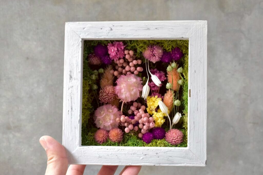 東京の花屋 叢屋Kusamurayaのドライフラワーインテリア雑貨。アンティーク調の木製フレーム入りで、自宅用やギフト用に人気のアレンジメント。