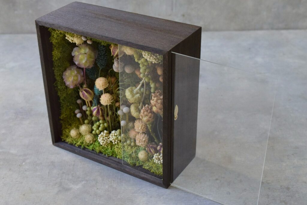 東京の花屋 叢屋Kusamurayaのドライフラワーインテリア雑貨。アンティーク調の木製フレーム(ウッドボックス)を使った、自宅用やギフト用に人気のアレンジメント。