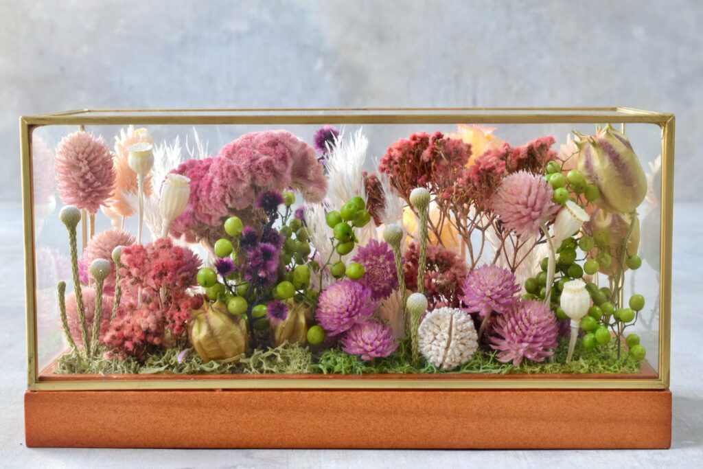 東京の花屋 叢屋Kusamurayaのドライフラワーインテリア雑貨。アンティーク調ガラスケース入りで、自宅用やギフト用に人気のアレンジメント。