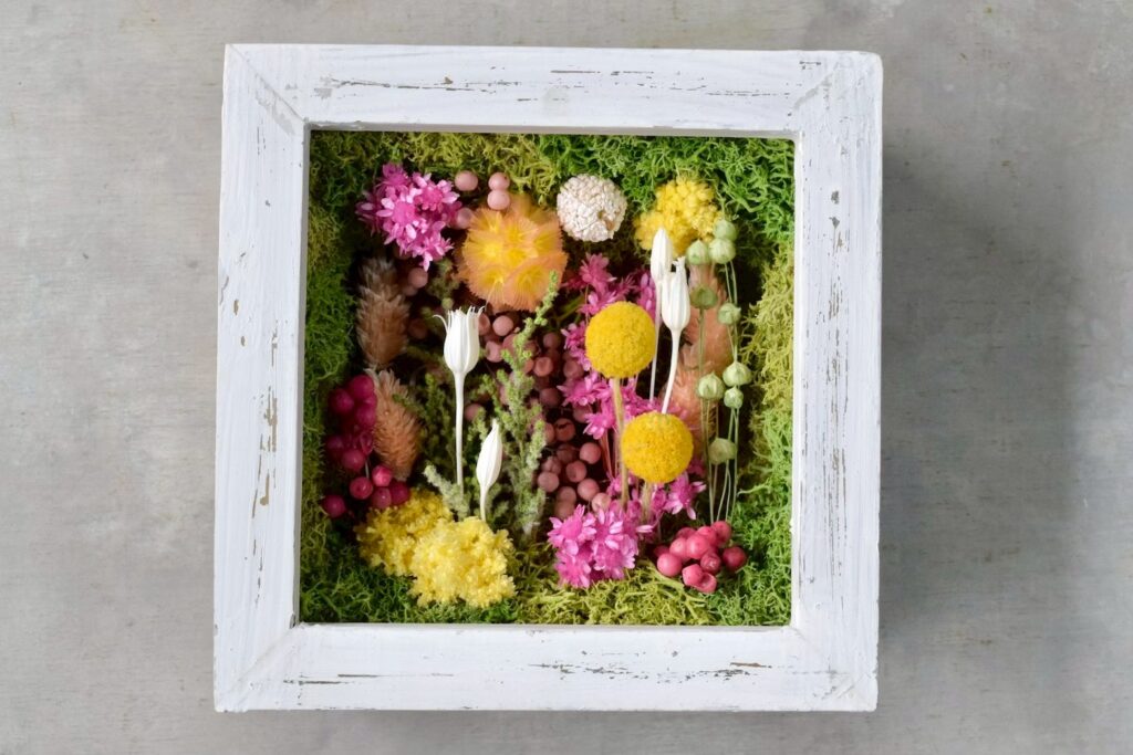 東京の花屋 叢屋Kusamurayaのドライフラワーインテリア雑貨。アンティーク調の木製フレーム入りで、自宅用やギフト用に人気のアレンジメント。