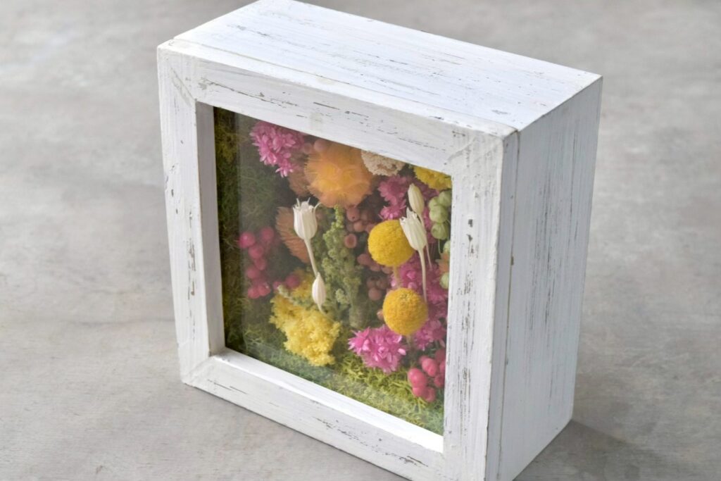東京の花屋 叢屋Kusamurayaのドライフラワーインテリア雑貨。アンティーク調の木製フレーム入りで、自宅用やギフト用に人気のアレンジメント。