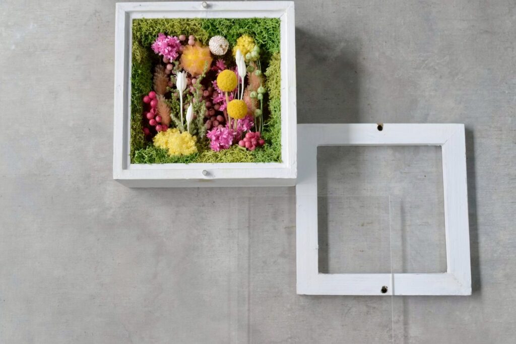 東京の花屋 叢屋Kusamurayaのドライフラワーインテリア雑貨。アンティーク調の木製フレーム入りで、自宅用やギフト用に人気のアレンジメント。