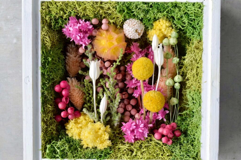 東京の花屋 叢屋Kusamurayaのドライフラワーインテリア雑貨。アンティーク調の木製フレーム入りで、自宅用やギフト用に人気のアレンジメント。