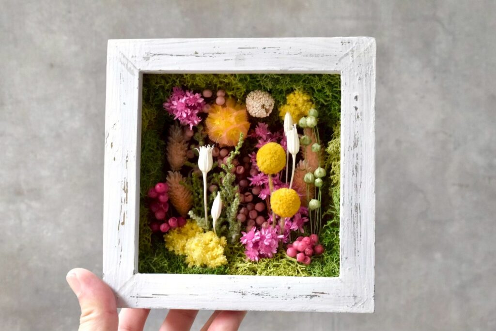 東京の花屋 叢屋Kusamurayaのドライフラワーインテリア雑貨。アンティーク調の木製フレーム入りで、自宅用やギフト用に人気のアレンジメント。