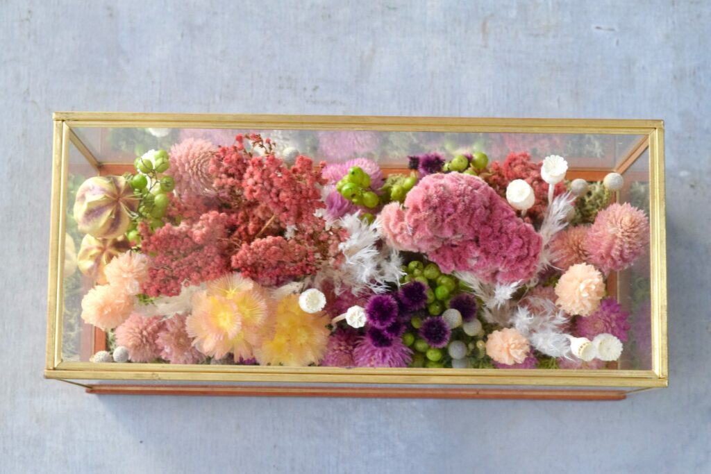 東京の花屋 叢屋Kusamurayaのドライフラワーインテリア雑貨。アンティーク調ガラスケース入りで、自宅用やギフト用に人気のアレンジメント。