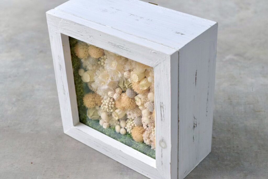 森の奥でひっそりと息づいているような、小さな植物の世界。東京の花屋『叢屋kusamuraya』が手がける、ナチュラルカラーのウッドボックス植物インテリア。