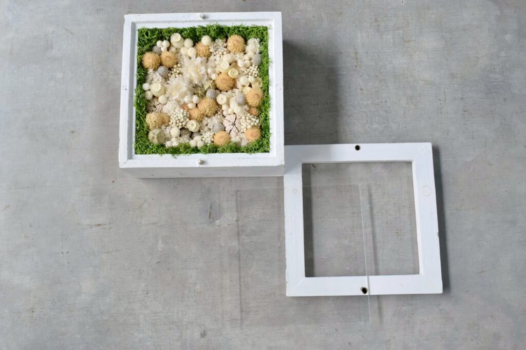 森の奥でひっそりと息づいているような、小さな植物の世界。東京の花屋『叢屋kusamuraya』が手がける、ナチュラルカラーのウッドボックス植物インテリア。