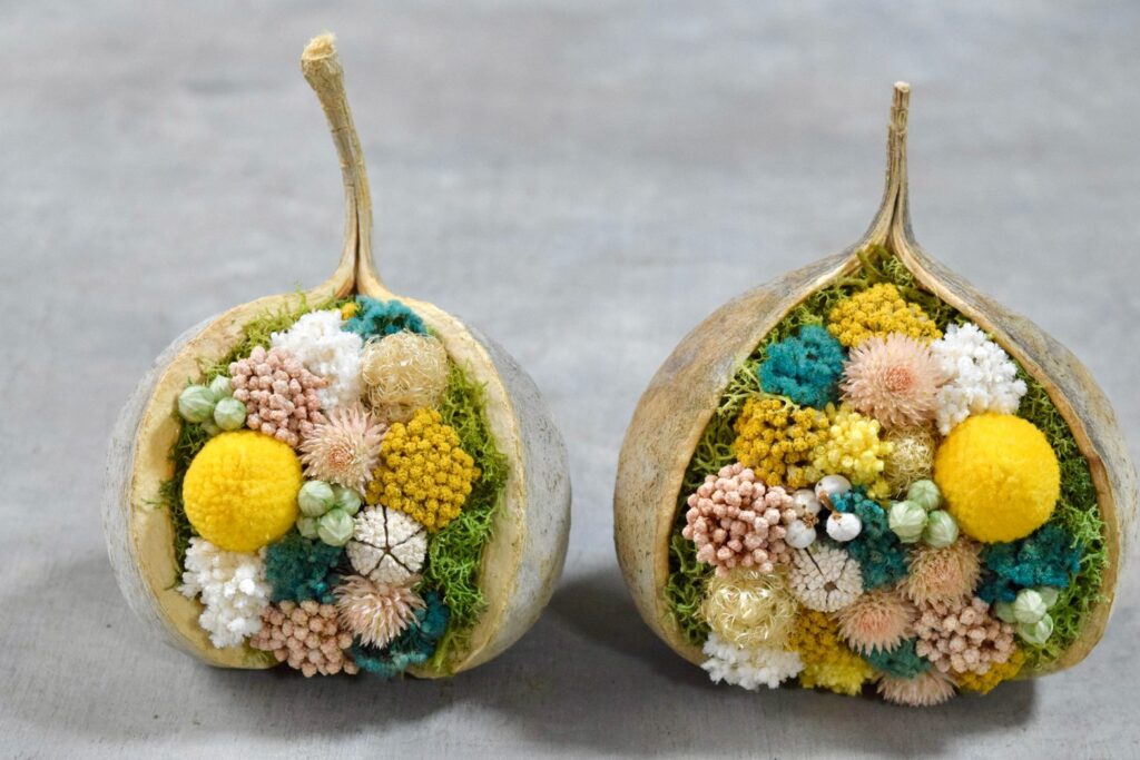 東京の花屋『叢屋kusamuraya』が手がける幸福をもたらすと言われる縁起物のブッダナッツを器にしたドライフラワーアレンジ