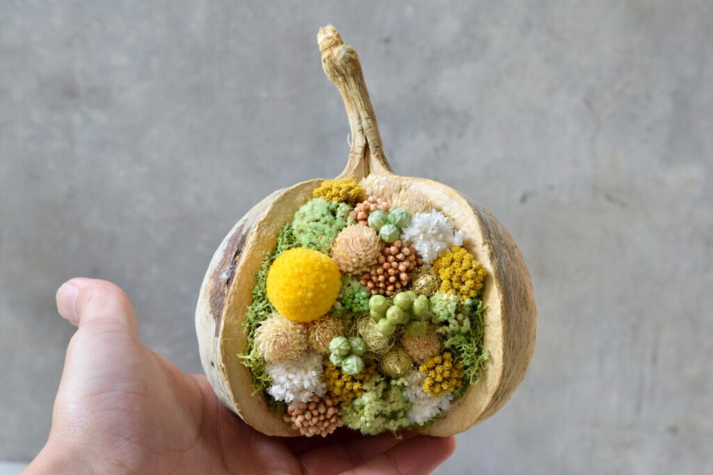 東京の花屋。幸福をもたらすと言われる縁起物のブッダナッツを器にした叢屋Kusamurayaドライフラワーアレンジ 誕生日・記念日ギフトや自宅インテリアにおすすめ。