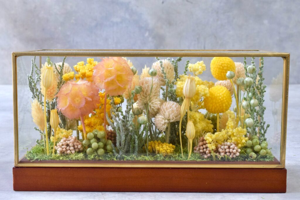 東京の花屋 叢屋Kusamurayaのドライフラワーインテリア雑貨。アンティーク調ガラスケース入りで、自宅用やギフト用に人気のアレンジメント。