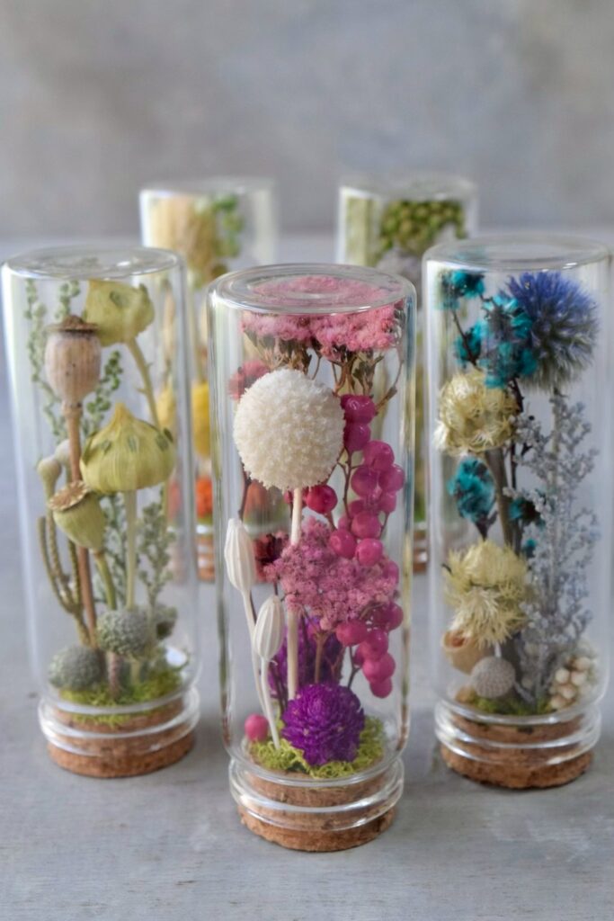 東京の花屋「叢屋Kusamuraya」のドライフラワーと小瓶を組み合わせたインテリア雑貨。自宅の装飾やギフトに人気のアレンジメント。