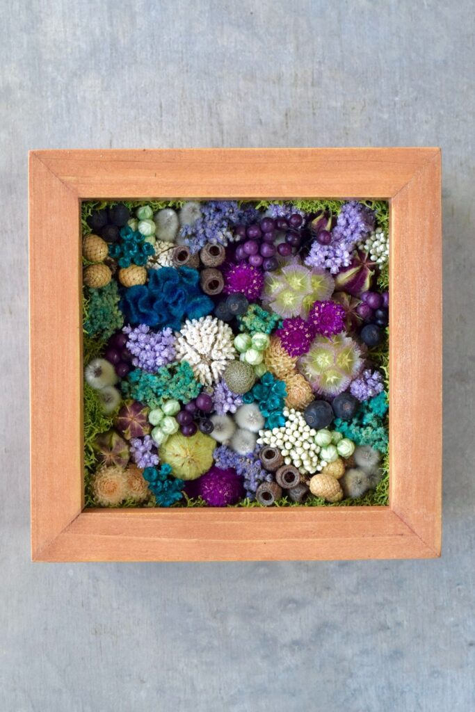 森の奥でひっそりと息づいているような、小さな植物の世界。東京の花屋『叢屋kusamuraya』が手がける、ナチュラルカラーのウッドボックス植物インテリア。