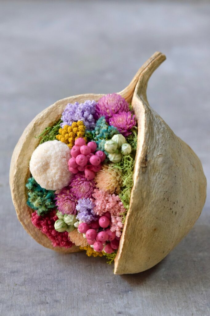 東京の花屋。幸福をもたらすと言われる縁起物のブッダナッツを器にした叢屋Kusamurayaドライフラワーアレンジ 誕生日・記念日ギフトや自宅インテリアにおすすめ。