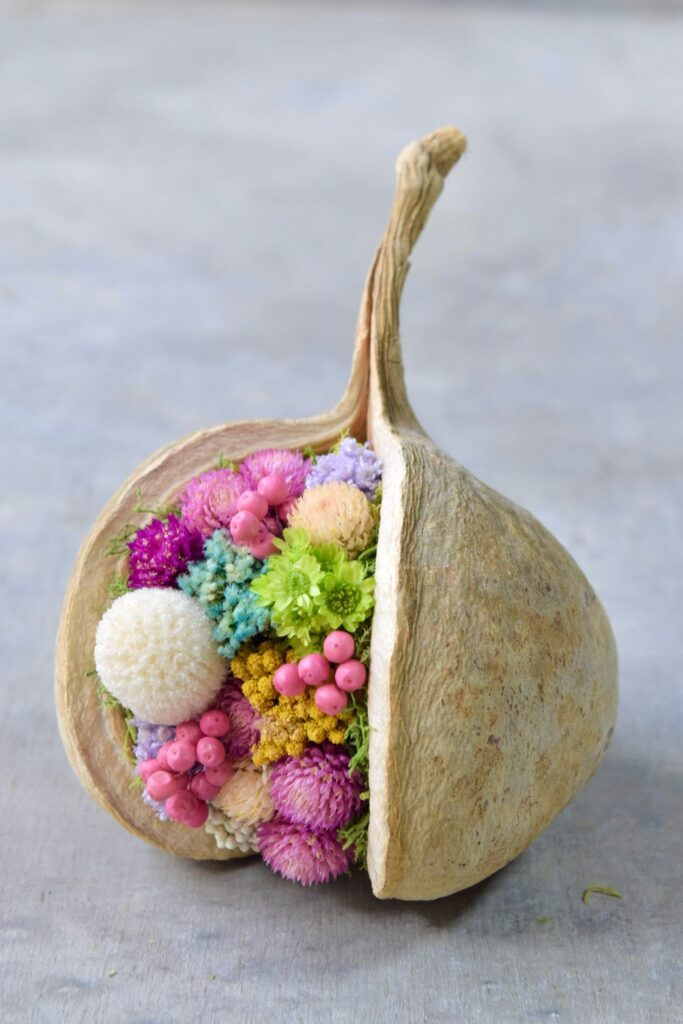 東京の花屋『叢屋kusamuraya』が手がける幸福をもたらすと言われる縁起物のブッダナッツを器にしたドライフラワーアレンジ。誕生日・記念日ギフトや自宅インテリアにおすすめです。