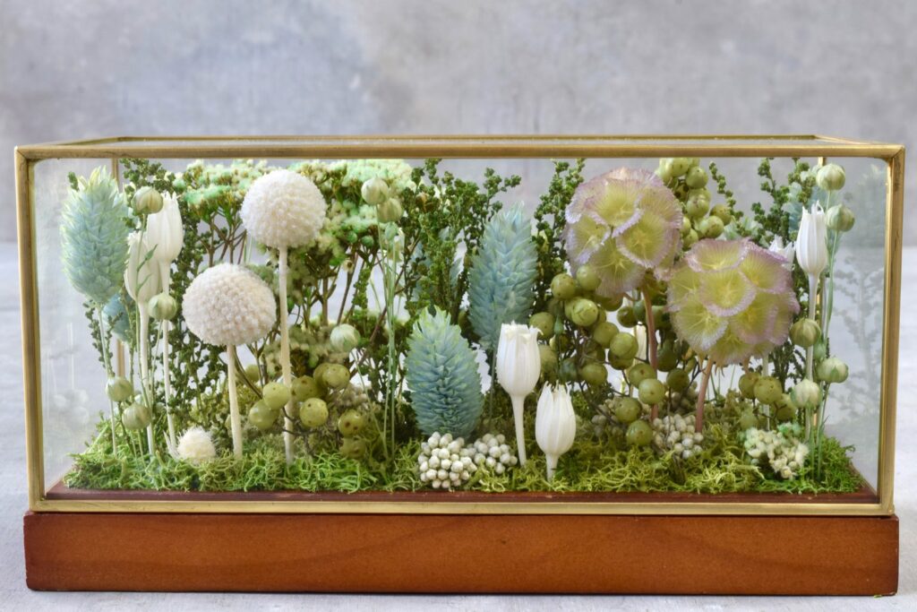 東京の花屋 叢屋Kusamurayaのドライフラワーインテリア雑貨。アンティーク調ガラスケース入りで、自宅用やギフト用に人気のアレンジメント。