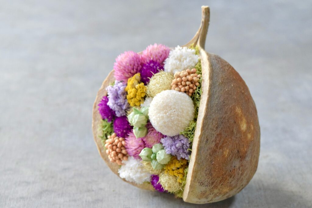 東京の花屋『叢屋kusamuraya』が手がける幸福をもたらすと言われる縁起物のブッダナッツを器にしたドライフラワーアレンジ。誕生日・記念日ギフトや自宅インテリアにおすすめです。
