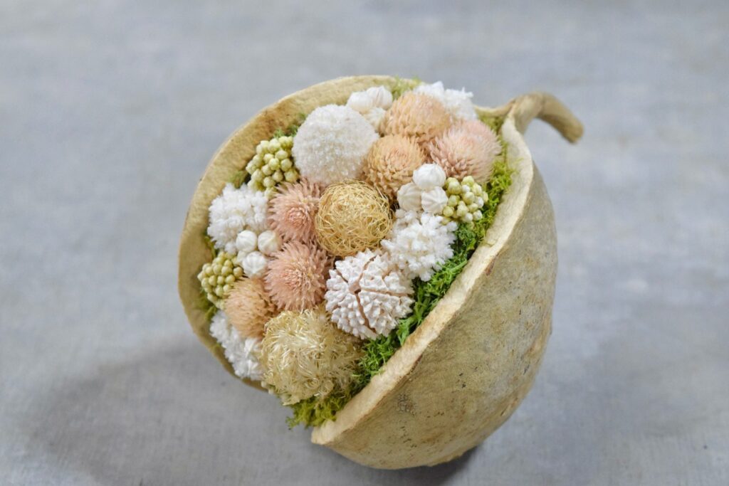 東京の花屋『叢屋kusamuraya』が手がける幸福をもたらすと言われる縁起物のブッダナッツを器にしたドライフラワーアレンジ