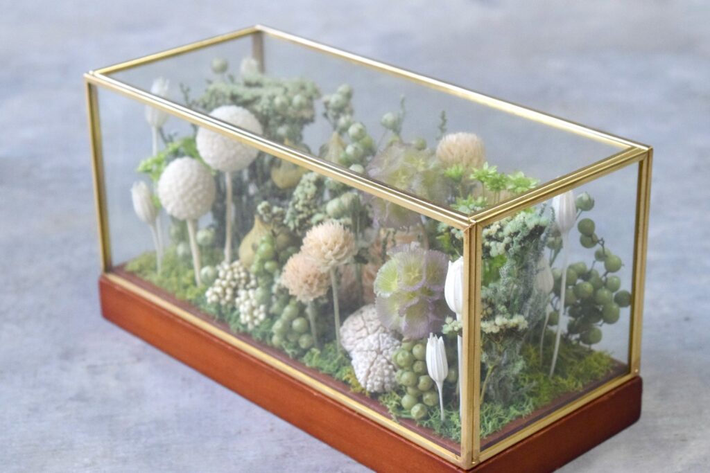 東京の花屋 叢屋Kusamurayaのドライフラワーインテリア雑貨。アンティーク調ガラスケース入りで、自宅用やギフト用に人気のアレンジメント。