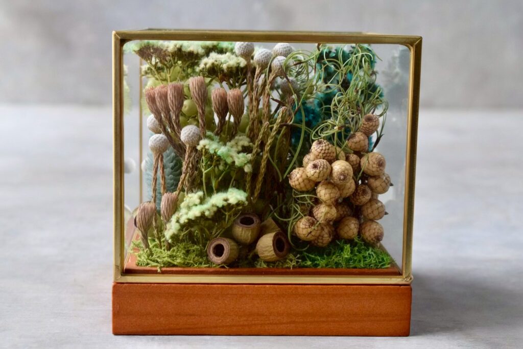 東京の花屋 叢屋Kusamurayaのドライフラワーインテリア雑貨。アンティーク調ガラスケース入りで、自宅用やギフト用に人気のアレンジメント。