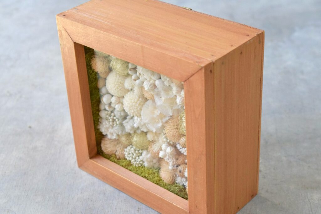 森の奥でひっそりと息づいているような、小さな植物の世界。東京の花屋『叢屋kusamuraya』が手がける、ナチュラルカラーのウッドボックス植物インテリア。