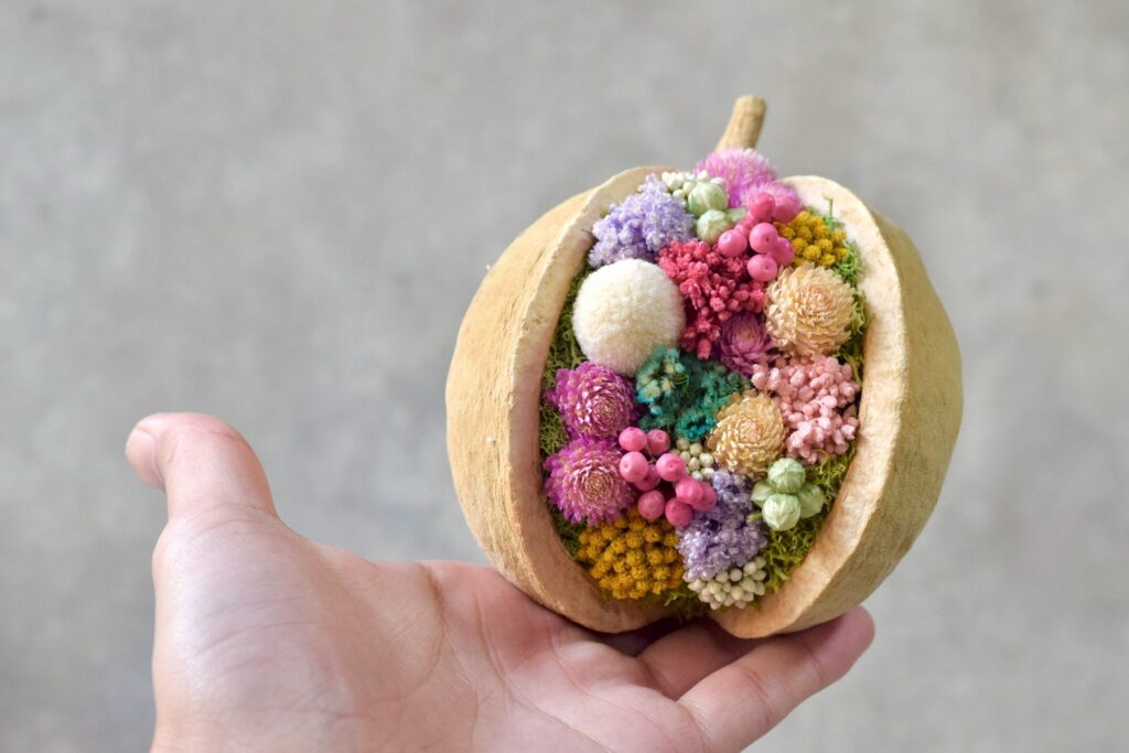 東京の花屋。幸福をもたらすと言われる縁起物のブッダナッツを器にした叢屋Kusamurayaドライフラワーアレンジ 誕生日・記念日ギフトや自宅インテリアにおすすめ。