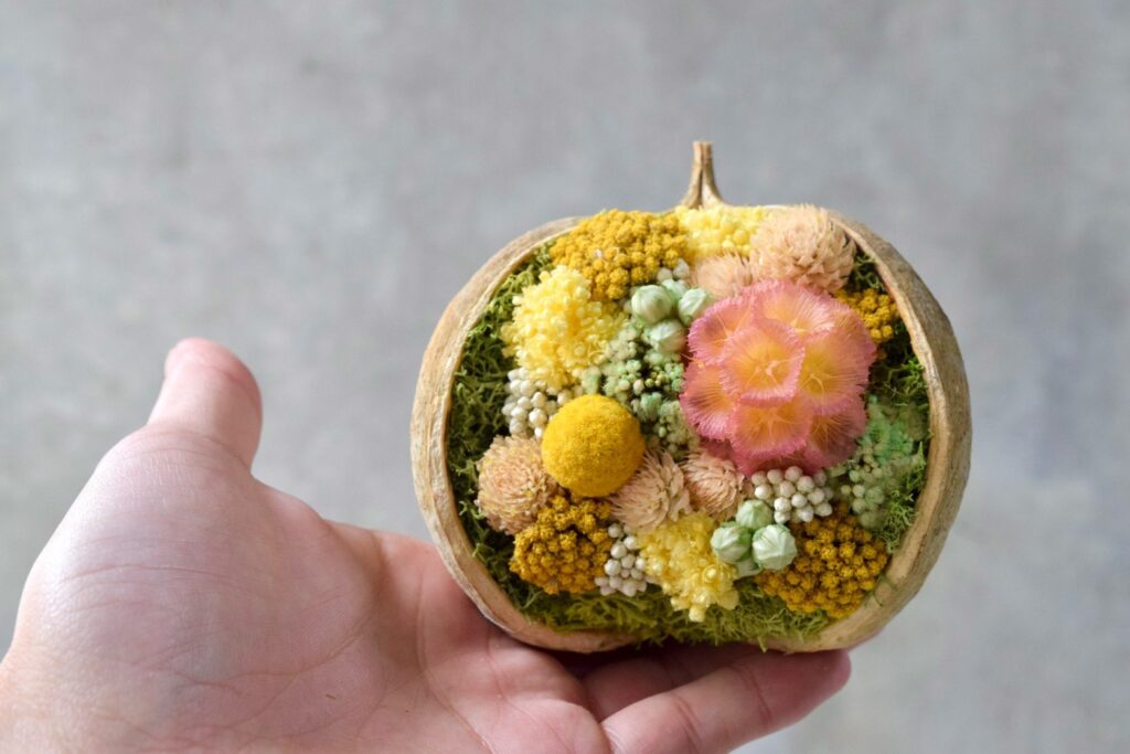 東京の花屋。幸福をもたらすと言われる縁起物のブッダナッツを器にした叢屋Kusamurayaドライフラワーアレンジ 誕生日・記念日ギフトや自宅インテリアにおすすめ。