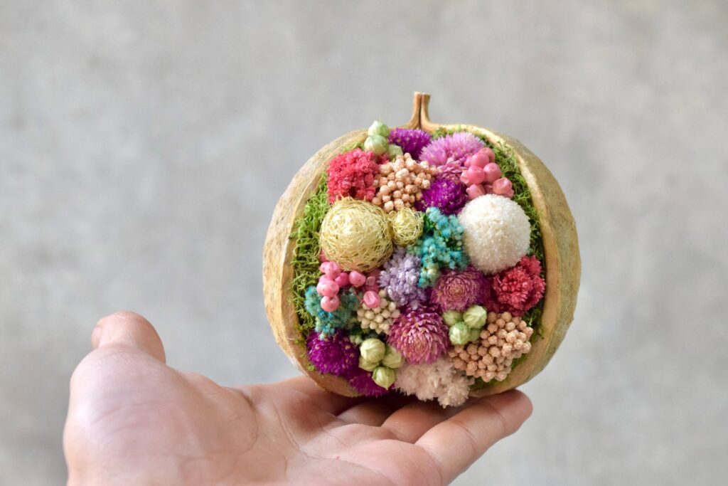 a東京の花屋。幸福をもたらすと言われる縁起物のブッダナッツを器にした叢屋Kusamurayaドライフラワーアレンジ 誕生日・記念日ギフトや自宅インテリアにおすすめ。