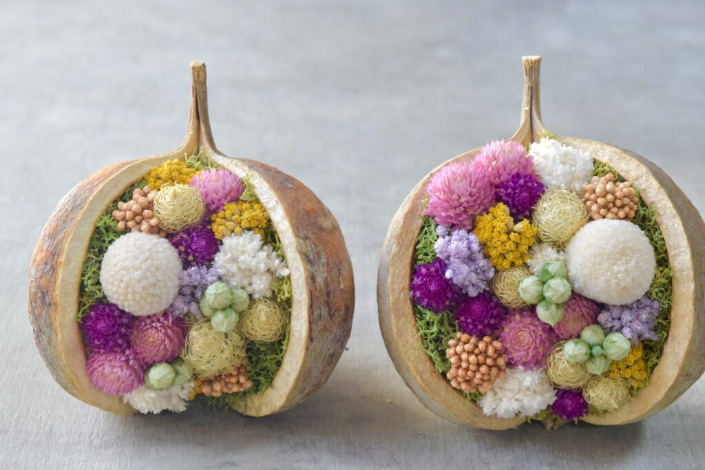 東京の花屋『叢屋kusamuraya』が手がける幸福をもたらすと言われる縁起物のブッダナッツを器にしたドライフラワーアレンジ。誕生日・記念日ギフトや自宅インテリアにおすすめです。
