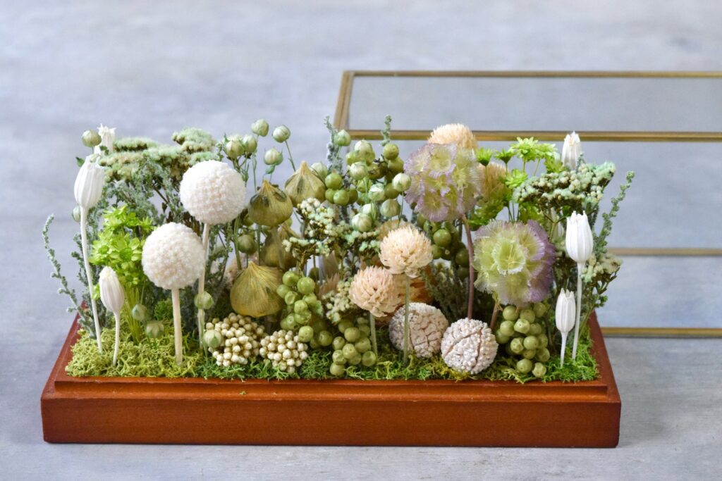 東京の花屋 叢屋Kusamurayaのドライフラワーインテリア雑貨。アンティーク調ガラスケース入りで、自宅用やギフト用に人気のアレンジメント。