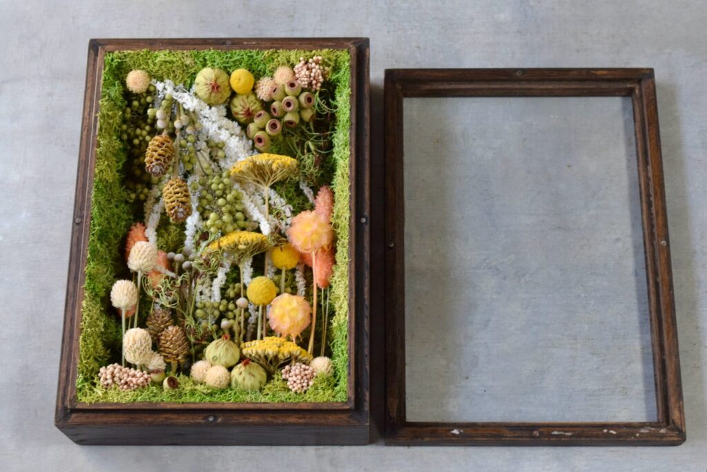 東京の花屋 叢屋Kusamurayaのドライフラワーインテリア雑貨。アンティーク調の木製フレーム(ウッドボックス)を使った、自宅用やギフト用に人気のアレンジメント。
